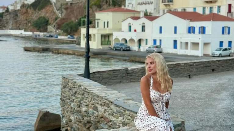 Ελένη Μενεγάκη: Απολαμβάνει τις διακοπές της στην Ανδρο και μοιράζει πόζες