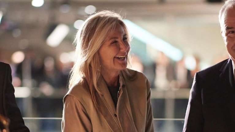 Η Μαρέβα Μητσοτάκη με cargo τζιν και leather jacket σε εκδήλωση στην Καλλιθέα