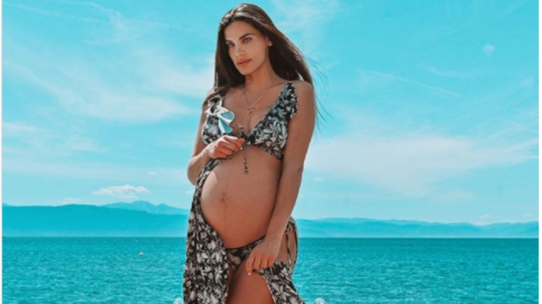 Χριστίνα Μπόμπα: Ποζάρει με μπικίνι λίγο πριν γεννήσει [εικόνες]