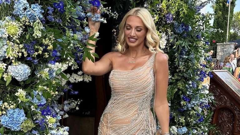 Κωνσταντίνα Σπυροπούλου: Πολύ μαυρισμένη με σούπερ μίνι φόρεμα σε χλιδάτο γάμο στην Αθήνα