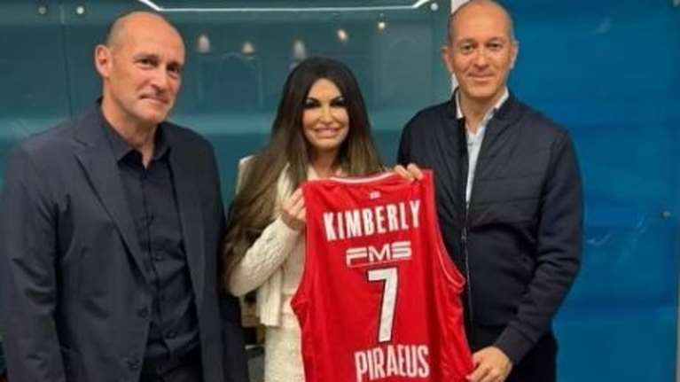 Κίμπερλι Γκίλφοϊλ: Φανέλα του Ολυμπιακού με το 7 τής χάρισαν οι αδερφοί Αγγελόπουλοι [εικόνα]