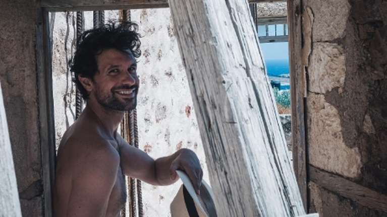 Η πιο τρυφερή φωτογραφία του Ορφέα Αυγουστίδη με τον γιο του - Τρώνε μαζί πεπόνι στην παραλία