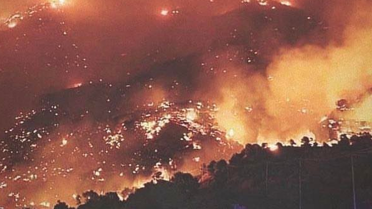 Φωτιά στο Ρέθυμνο: Εκτός ελέγχου η πυρκαγιά - Ολονύχτια μάχη με τους ισχυρούς ανέμους - Εκκενώθηκαν χωριά [Εικόνες - Βίντεο]