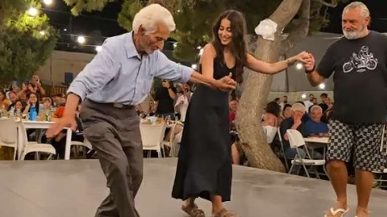 Viral ο χορευταράς παππούς από τη Σχοινούσα - Ο 92χρονος Γιώργος Κωβαίος χόρεψε ξανά με την εγγονή του σε πανηγύρι [βίντεο]