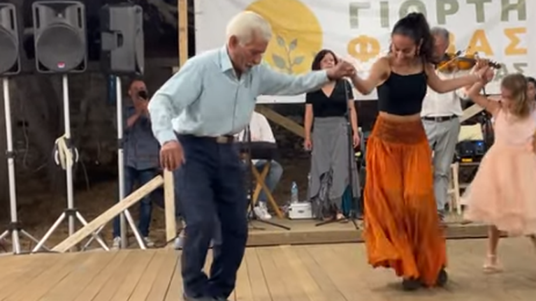 Σχοινούσα: Viral ο 89χρονος ψαράς που χορεύει σε νησιώτικο γλέντι με την εγγονή του - Στη γιορτή της φάβας