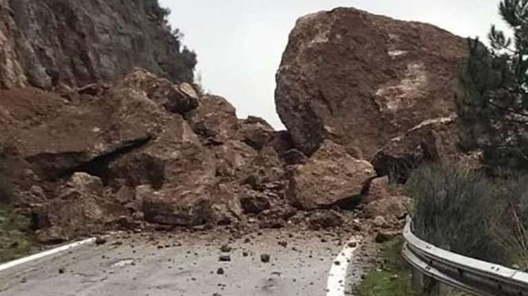 Μεγάλη κατολίσθηση στον επαρχιακό δρόμο Ακράτας - Ζαρούχλας [εικόνα]