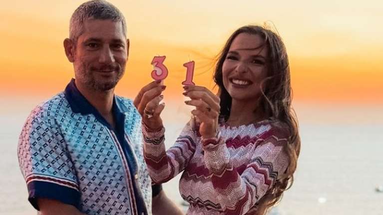 Έγκυος για δεύτερη φορά η Εριέττα Κούρκουλου Λάτση: Ποζάρει με φουσκωμένη κοιλιά και μίνι πλεκτό φόρεμα