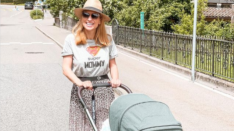 Μαρία Ηλιάκη: Θηλάζει δημόσια την κόρη της - Το χιουμοριστικό μήνυμά της