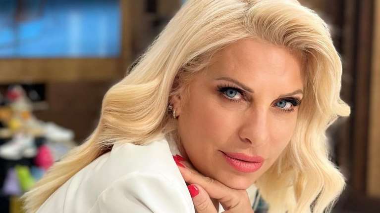 Η Ελένη Μενεγάκη με casual μονοχρωματικό outfit στο χρώμα - τάση της φετινής άνοιξης