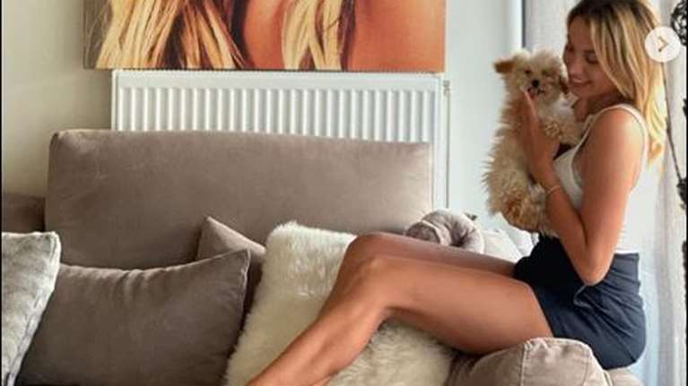 Κωνσταντίνα Σπυροπούλου: Έβαλε στο σαλόνι της τεράστιο πίνακα με το... πορτραίτο της [Εικόνες]