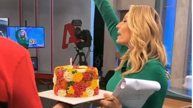 Ελεονώρα Μελέτη: Γενέθλια στο πλατό - Οι ευχές των συνεργατών και η τούρτα υπερπαραγωγή [βίντεο]