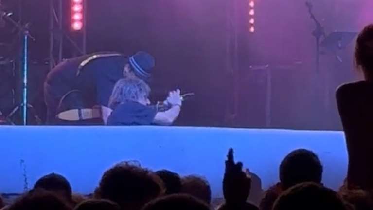 Απρόοπτο για τον Βασίλη Παπακωνσταντίνου: Έπεσε από τη σκηνή ενώ χόρευε το &quot;Ζεϊμπέκικο της Ευδοκίας&quot; [βίντεο]