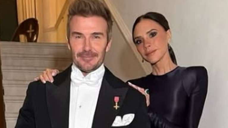 Ντέιβιντ και Βικτόρια Μπέκαμ: Η εντυπωσιακή εμφάνισή τους τα Χριστούγεννα - Σαν εξώφυλλο περιοδικού [εικόνες]