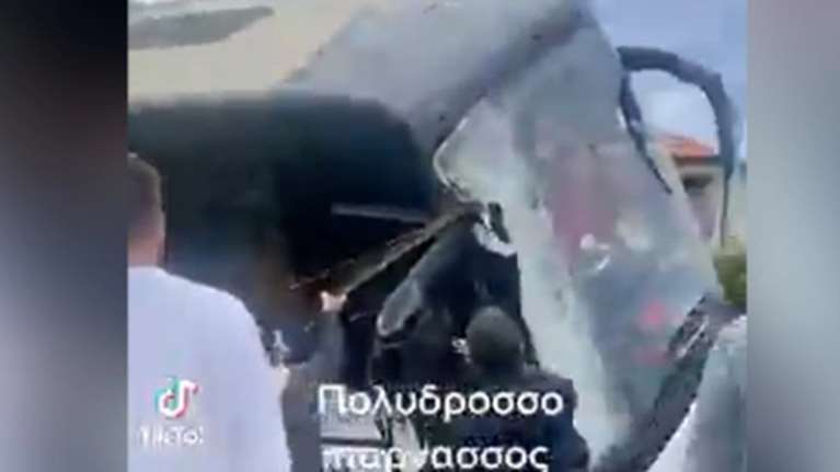 Παρνασσός: Λεωφορείο ξέφυγε από την πορεία του - Οι επιβάτες απεγκλωβίστηκαν από το παρμπρίζ [βίντεο]