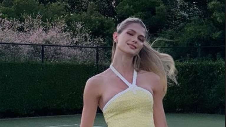 Αμαλία Κωστοπούλου: Πανέμορφη στην εξοχή με σούπερ μίνι τουίντ φόρεμα Alessandra Rich αξίας 1.000 ευρώ