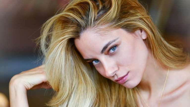 Δούκισσα Νομικού: Ποζάρει στο τεράστιο σαλόνι της με λευκό oversized πουλόβερ και λευκές κάλτσες