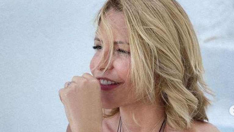 Η Τζένη Μπαλατσινού περπατά ξυπόλητη στην παραλία - Η ρομαντική ανάρτηση για τα καλοκαίρια [εικόνα]