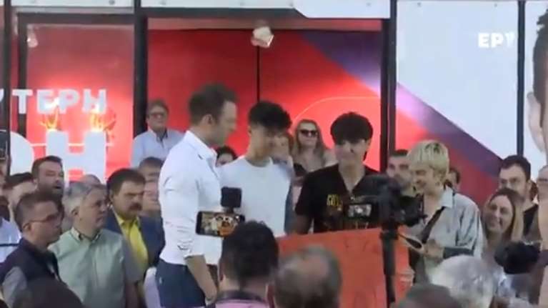 Στέφανος Κασσελάκης: Παρέμβαση για τη Γάζα στην ομιλία του - Προσκάλεσε στο βήμα νεαρούς με πλακάτ [βίντεο]