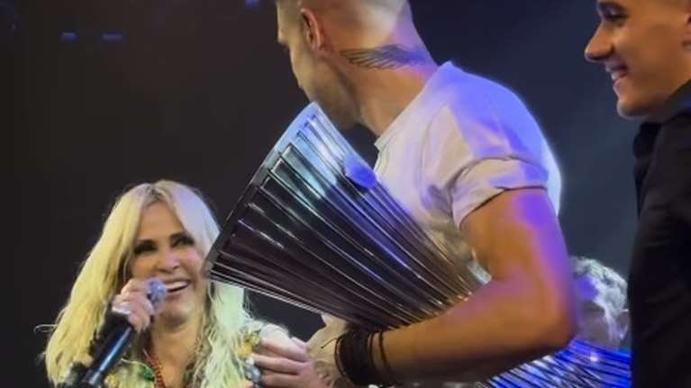 Γιόρτασαν στην Αννα Βίσση οι παίκτες του Ολυμπιακού - Τους τρόλαρε με τον ύμνο του... Παναθηναϊκού [βίντεο]