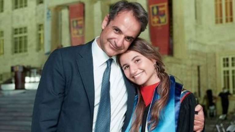 Κυριάκος Μητσοτάκης: Η φωτογραφία με τη μικρότερη κόρη του στην αποφοίτηση και η τρυφερή αφιέρωση