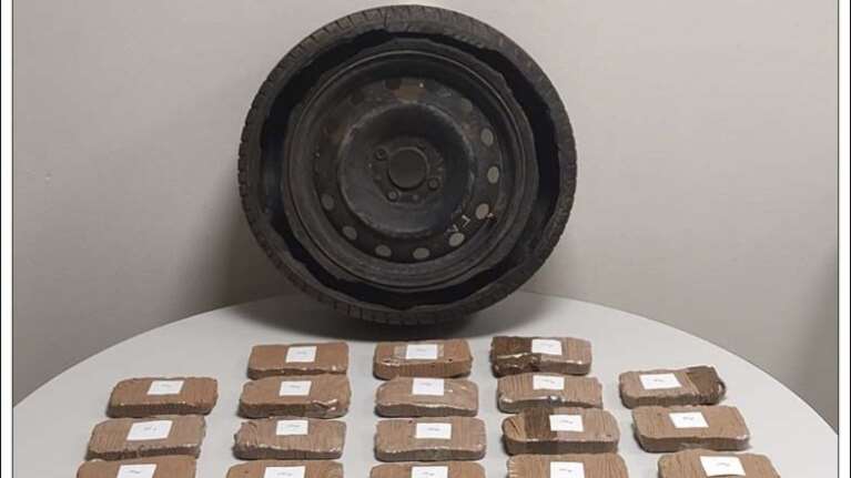 Θεσσαλονίκη: Είχαν κρυμμένα στη... ρεζέρβα του αυτοκινήτου 12 κιλά ηρωίνη [εικόνα]