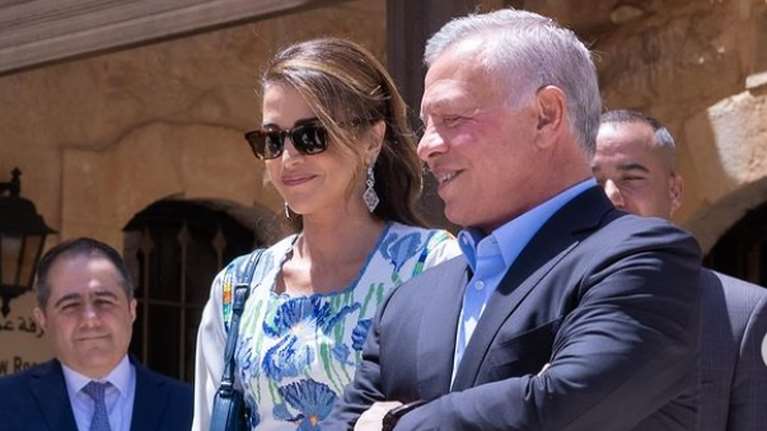 Βασίλισσα Ράνια: Το θεϊκό φλοράλ κεντημένο καφτάνι που συνδύασε με σουέντ γόβες και τσάντα Bottega Veneta