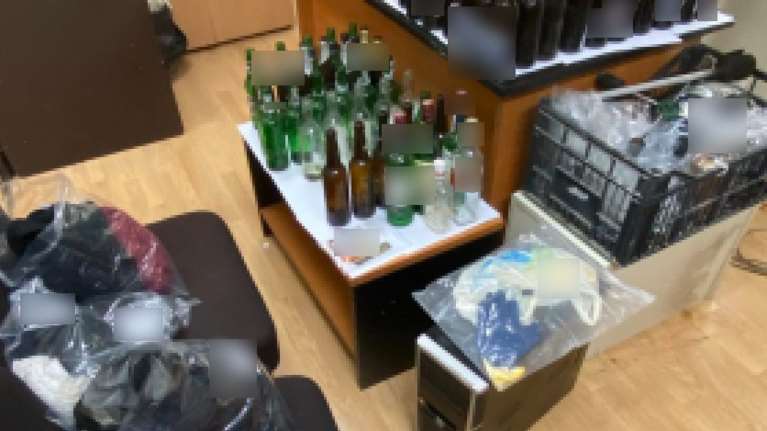 Επίθεση στην Τροχαία Πειραιά: Σπίτια &quot;γιάφκες&quot; με μολότοφ, αντιασφυξιογόνες μάσκες και γκαζάκια είχαν οι δύο συλληφθέντες [εικονες]