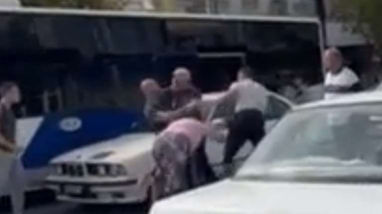 Αιγάλεω: &quot;Μπήκε στο αμάξι και ήθελε να πατήσει τον σύζυγό μου&quot; - Πώς περιγράφει η 43χρονη τον ξυλοδαρμό σε φανάρι