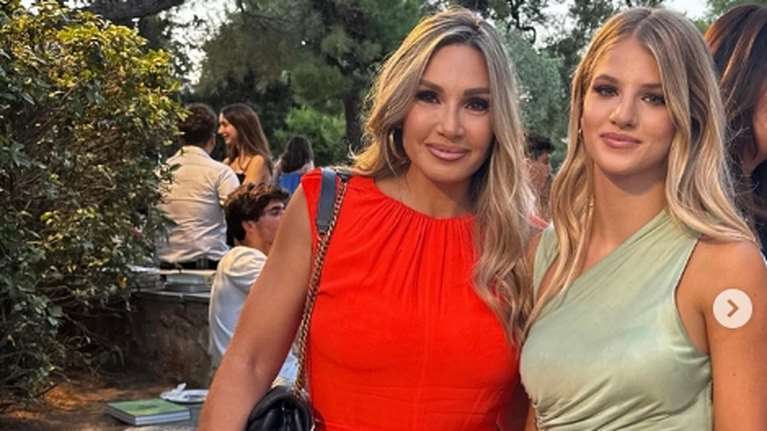 Ελένη Πετρουλάκη: Συγκινημένη για την αποφοίτηση της κόρης της - Το ιδιαίτερο φόρεμα της Άννας Μαρίας Ίβιτς [εικόνες]