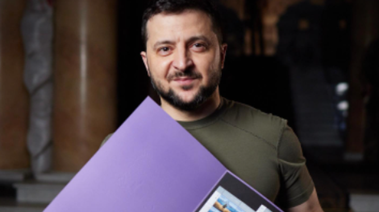 Ουκρανία: Ο Ζελένσκι κρατά στα χέρια του το νέο γραμματόσημο με το &quot;άντε γ@μ@σ@@ ρωσικό πολεμικό πλοίο&quot; [εικόνες]