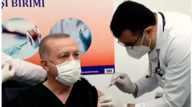 Ο Ερντογάν έκανε το εμβόλιο για τον κορονοϊό σε απευθείας σύνδεση [βίντεο]