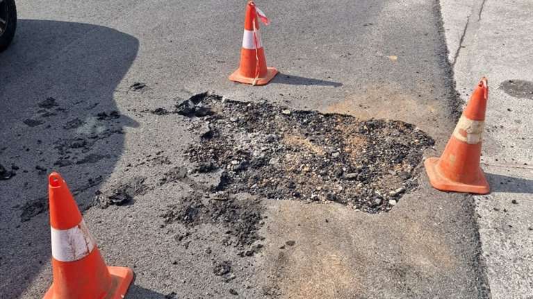 Έξαλλος ο Δήμαρχος Γλυφάδας για &quot;μπάλωμα&quot; της ΕΥΔΑΠ - Της έριξε  πρόστιμο 4.000 ευρώ, θα χρεωθεί και την αποκατάσταση