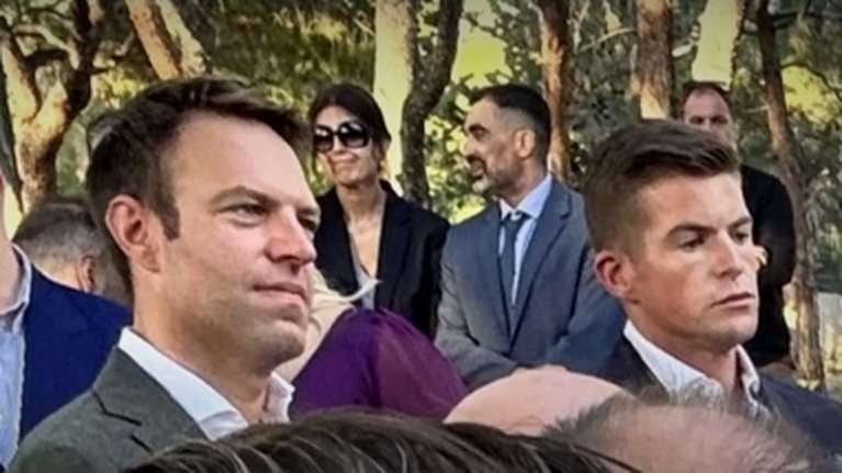 Σε γάμο στο Καβούρι ο Κασσελάκης την ώρα που συνεδρίαζε η Κεντρική Επιτροπή του ΣΥΡΙΖΑ [βίντεο]
