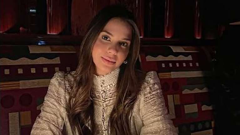 Αλεξάνδρα Κωστοπούλου: Σπάνια κοσμική εμφάνιση σε εγκαίνια στην Αθηναϊκή Ριβιέρα - Απλή και σικ [εικόνες]