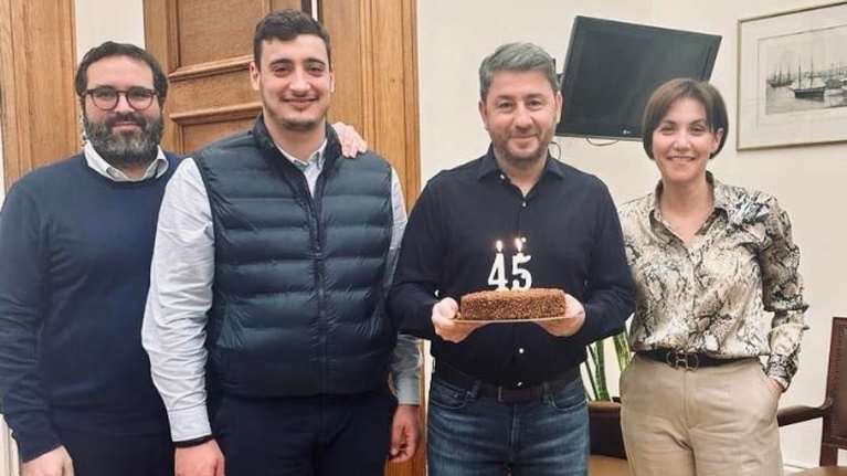 Γενέθλια για τον Νίκο Ανδρουλάκη που έγινε 45 ετών - Η τούρτα έκπληξη από τους συνεργάτες του [εικόνα]