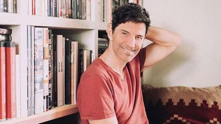 Ο Σάκης Ρουβάς, αγουροξυπνημένος, τρώει πρωινό στην κουζίνα του [βίντεο]