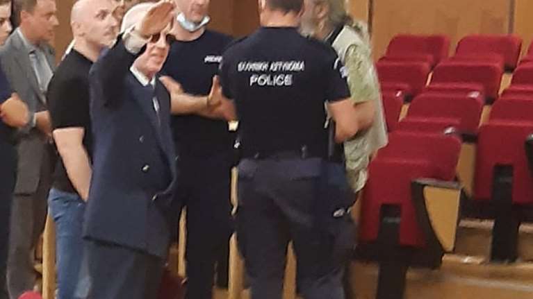 Δίκη Χρυσής Αυγής: Σάλος με φωτογραφία που δείχνει τον Κωνσταντίνο Πλεύρη να χαιρετά φασιστικά