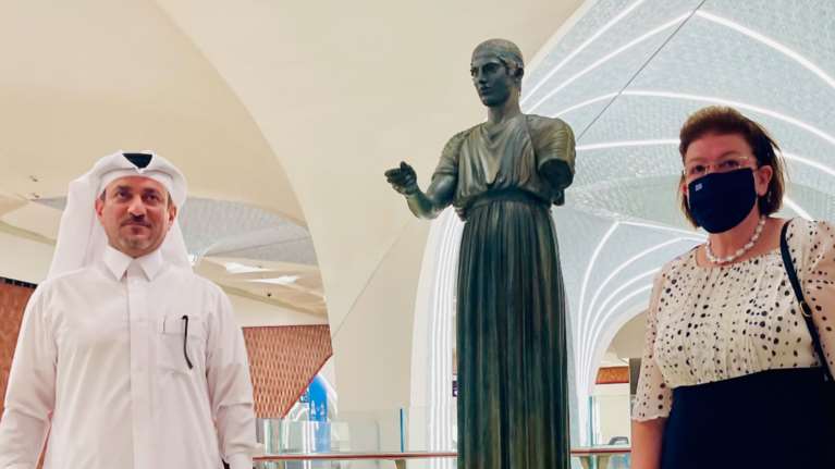 Αντίγραφο από τον Ηνίοχο των Δελφών κοσμεί τον σταθμό του Μετρό στο διεθνές αεροδρόμιο της Ντόχα [Εικόνες]