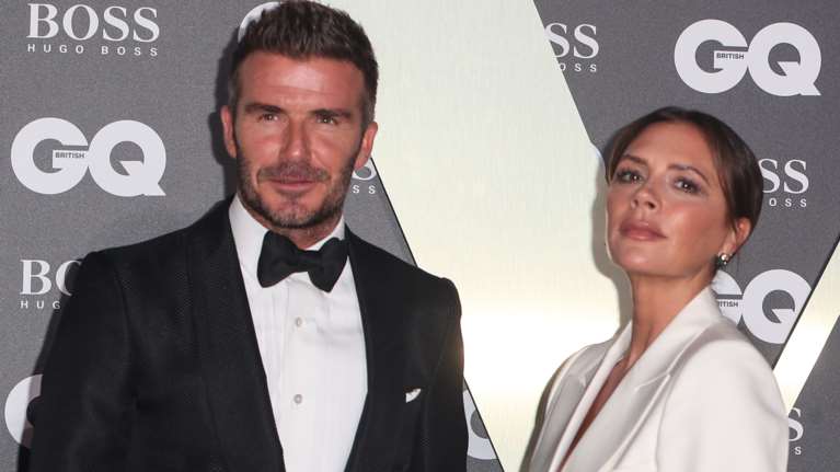 Βικτόρια Μπέκαμ: Έκλεισε τα 50 με σιθρού φόρεμα και σπασμένο πόδι - Την κουβάλησε στην πλάτη ο Ντέιβιντ