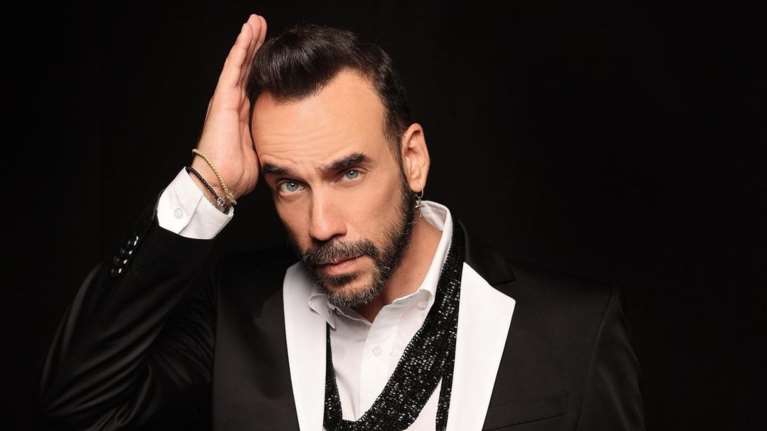 O Πάνος Μουζουράκης στήνει κυριακάτικες γιορτές στο Γκάζι