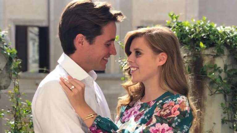 Πριγκίπισσα Βεατρίκη: Κοσμοπολίτικες διακοπές στο Σαιντ Τροπέ - Το απίθανο φόρεμα με τα τριαντάφυλλα και τα Chanel flats