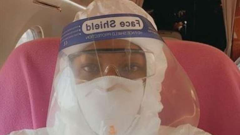 Απίστευτη Ναόμι: Ταξιδεύει σαν... αστροναύτης για να προστατευτεί από τον κορονοϊό [εικόνα - βίντεο]