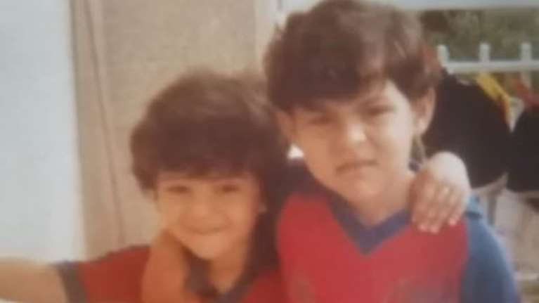 Λεωνίδας Κουτσόπουλος: Μπαίνει και στο ποδόσφαιρο ο "Θείος" - Η φωτογραφία από τα παιδικά του χρόνια [Εικόνα]