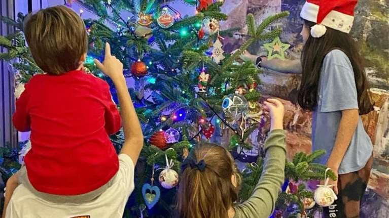 Σία Κοσιώνη - Κώστας Μπακογιάννης: Στόλισαν το δέντρο με τα παιδιά τους [εικόνες]