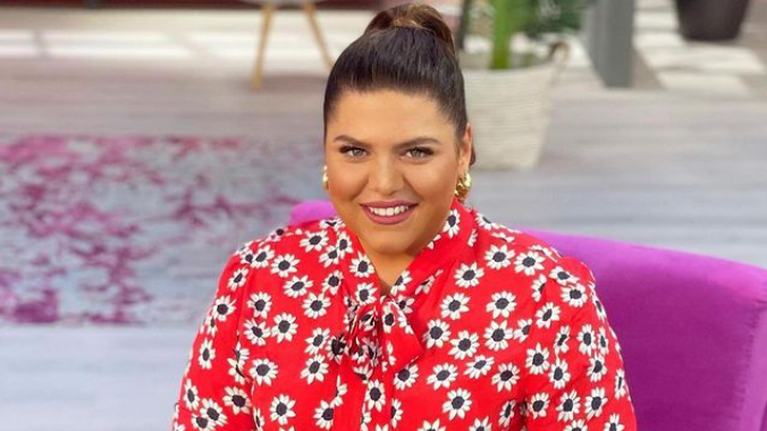 Θύμα κλοπής η Δανάη Μπάρκα: Της έσπασαν το αμάξι στο κέντρο της Αθήνας [βίντεο]