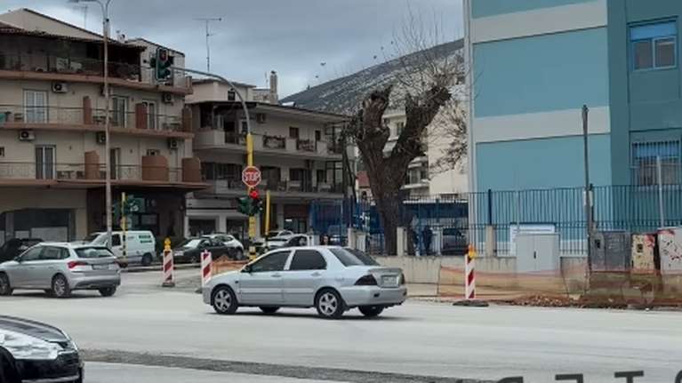 Πόσο κακοί οδηγοί είμαστε οι Ελληνες, σε ένα βίντεο που έγινε viral: Κανείς δεν σταματά στο κόκκινο