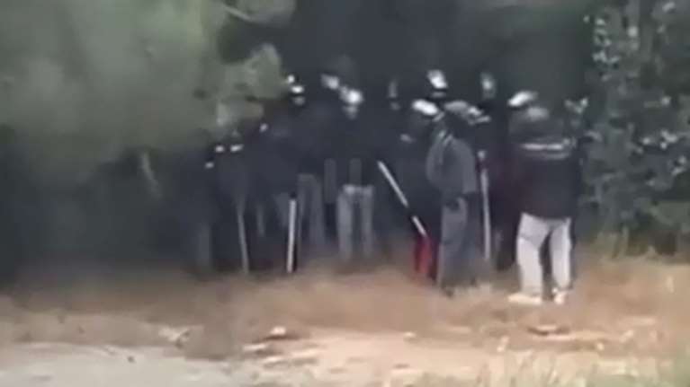 Επίθεση στην Πολυτεχνειούπολη: Με κράνη στο κεφάλι και κοντάρια στα χέρια οι &quot;νταήδες&quot; - Βίντεο ντοκουμέντο