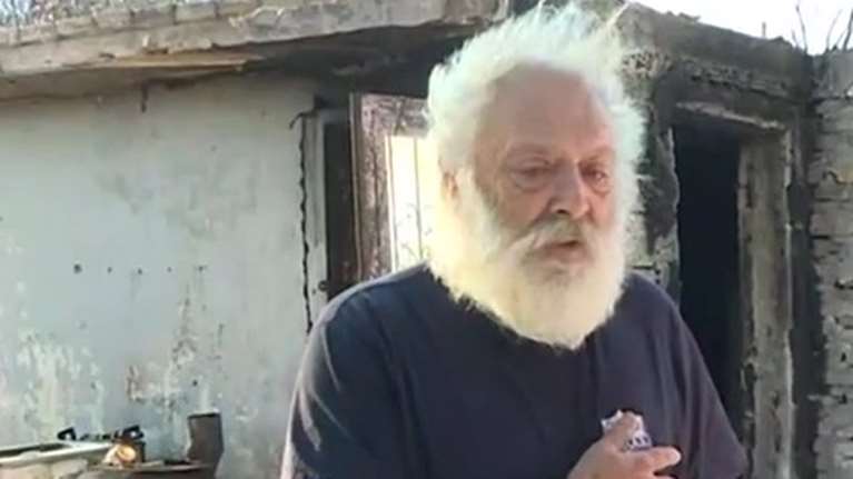 Συγκλονίζει ο φωτορεπόρτερ Αλέκος Βουτσαράς: Κάηκε το σπίτι του στη Βαρυμπόμπη και αρνείται να το εγκαταλείψει [βίντεο]