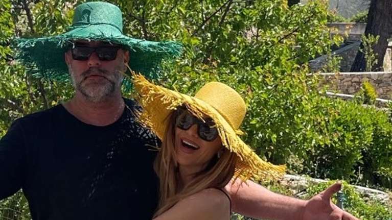 Δέσποινα Βανδή - Βασίλης Μπισμπίκης: Ρομαντικές στιγμές στο Ρέθυμνο [εικόνες]