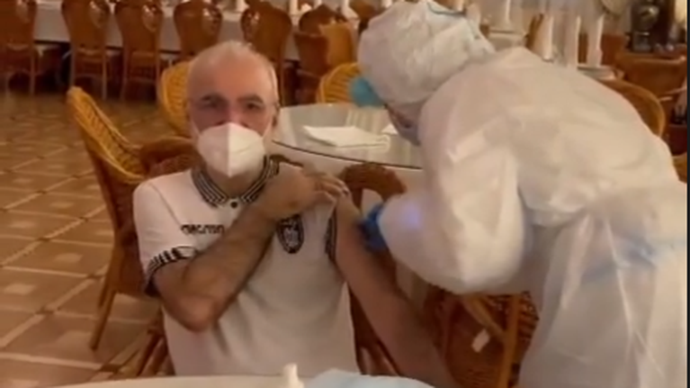 Ιβάν Σαββίδης: Έκανε το εμβόλιο για τον κορονοϊό φορώντας μπλούζα του ΠΑΟΚ [Εικόνα]